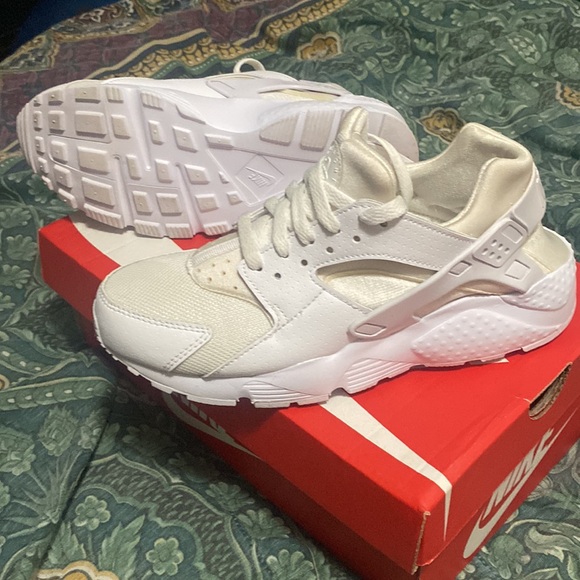 Nike Huarach - Red & White pairs - No Nike box. Only worn 1 time by my child. - Picture 8 of 15